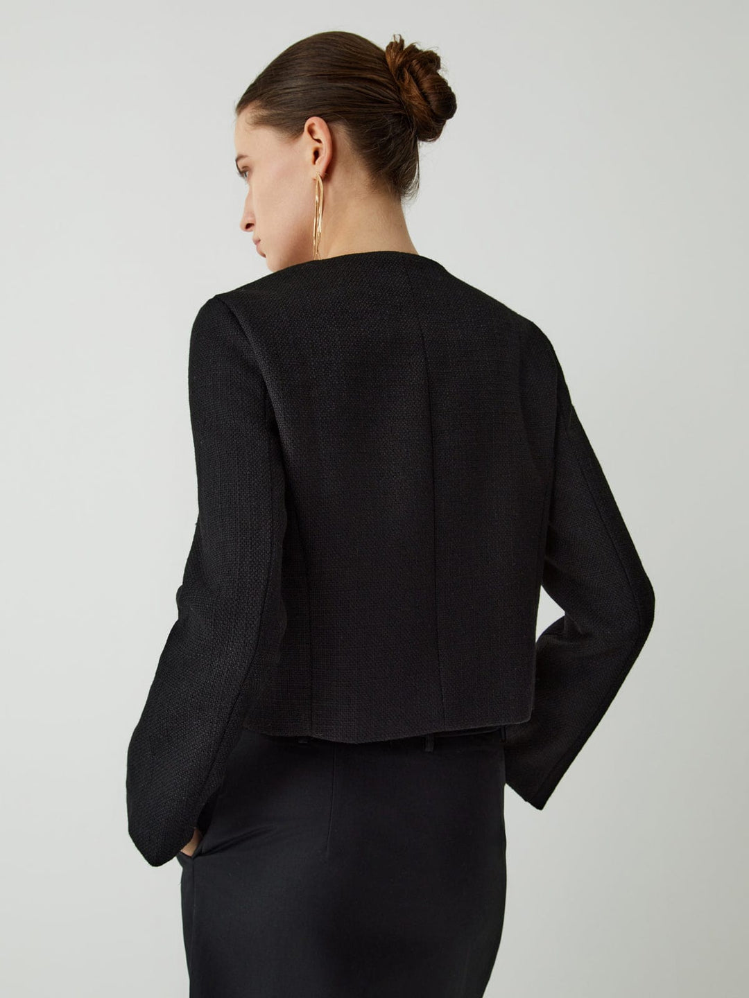 Tailored fit women's cropped blazer, featuring sophisticated gold buttons for office and elegant style.