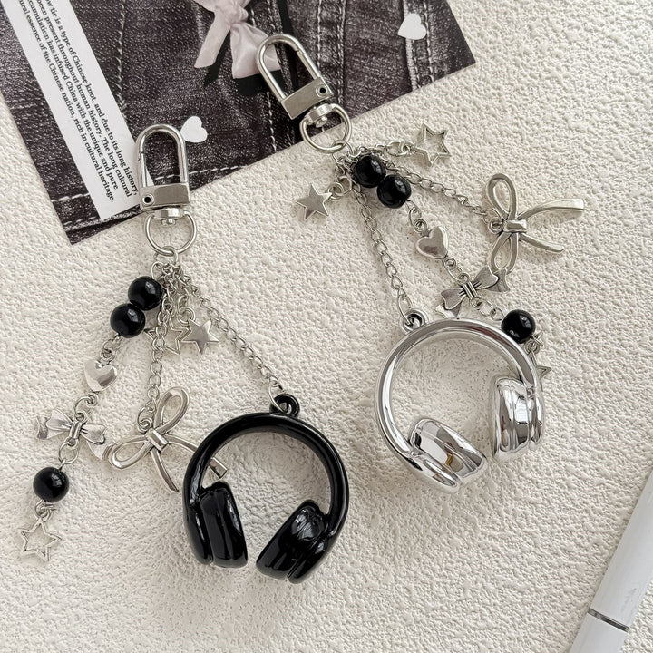 Women's chic metal headphone charm keychain, a stylish accessory for bags or keys.
