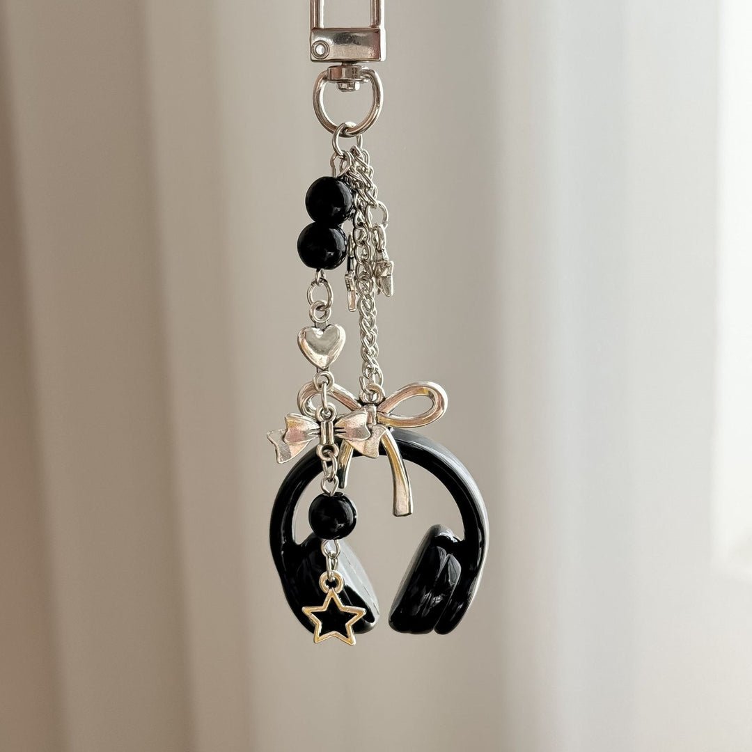 Elegant metal headphone charm keychain, a versatile accessory for women's bags and keys.