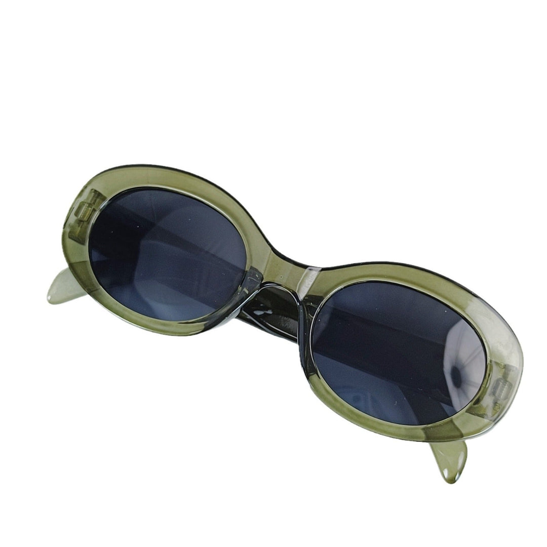 Elegant women's round sunglasses, lightweight with a modern design, ideal for trendy summer style.