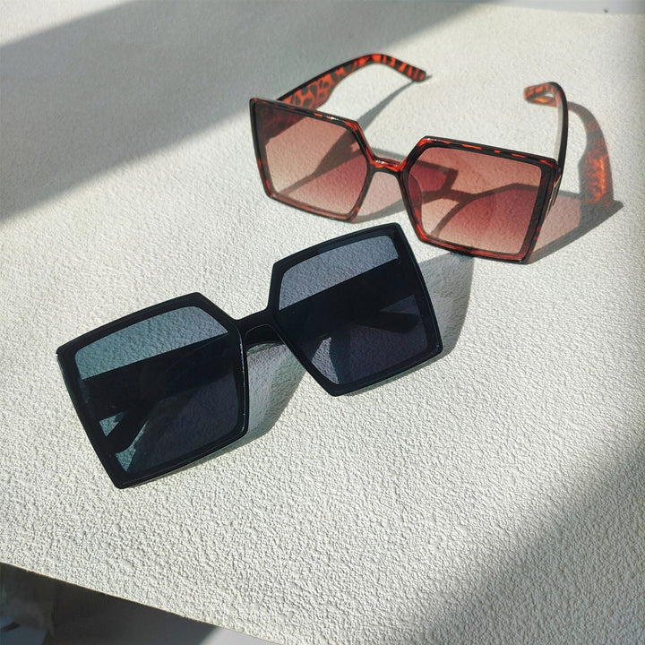 Trendy oversized women's sunglasses, a glamorous summer accessory with versatile eye protection.