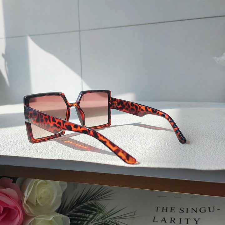 Chic women's oversized sunglasses, modern design with sturdy frame for everyday style.