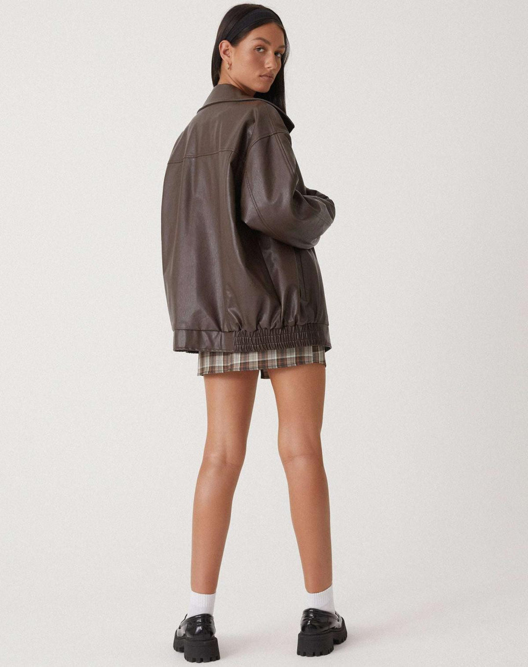 Fashionable oversized women's jacket, providing chic comfort for streetwear, autumn, & winter outfits.