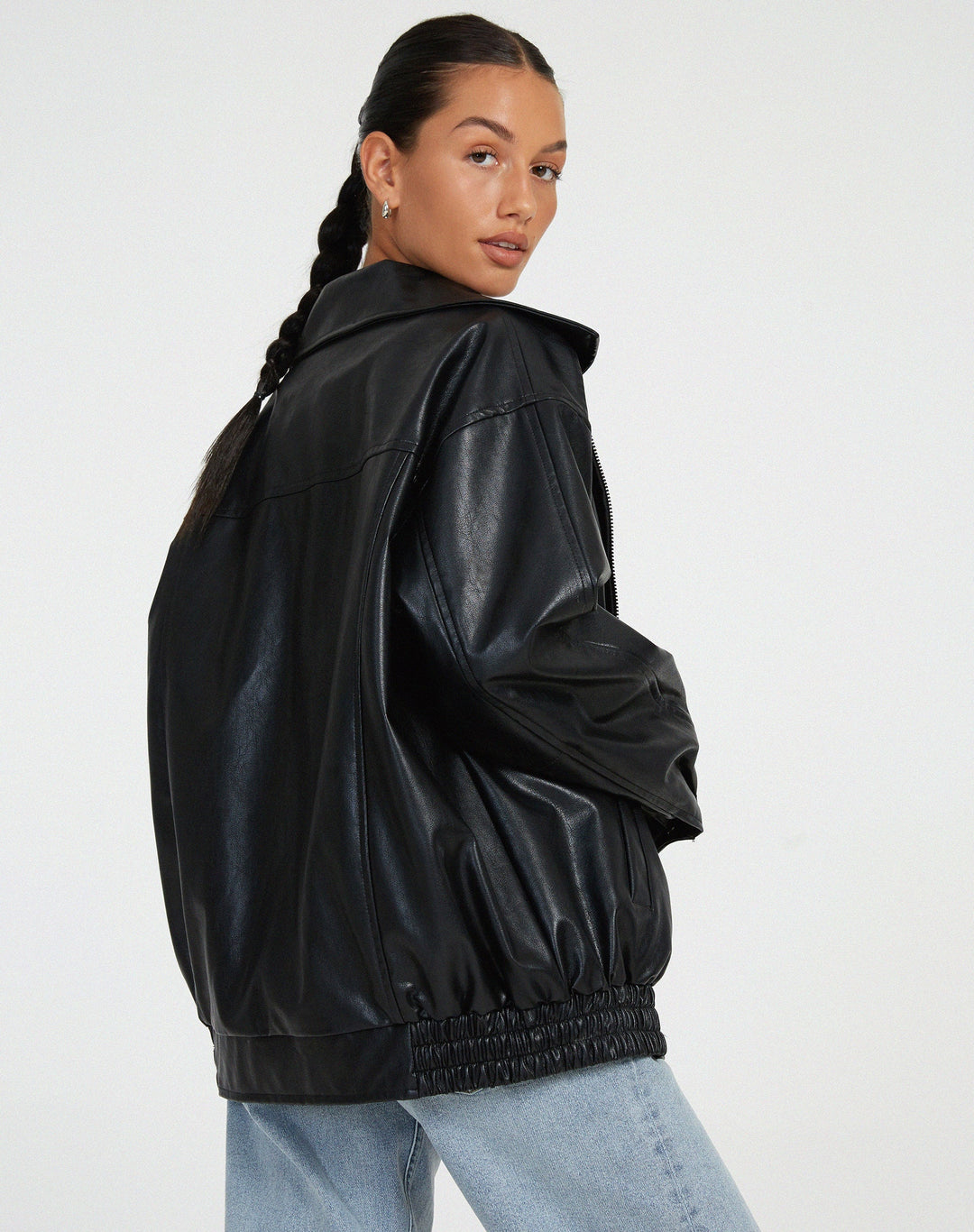 Brown chic oversized women's jacket, offering effortless style and cozy comfort for autumn/winter outfits.