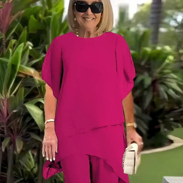 Fashionable women's two-piece set, chic and comfortable loungewear for a relaxed look.