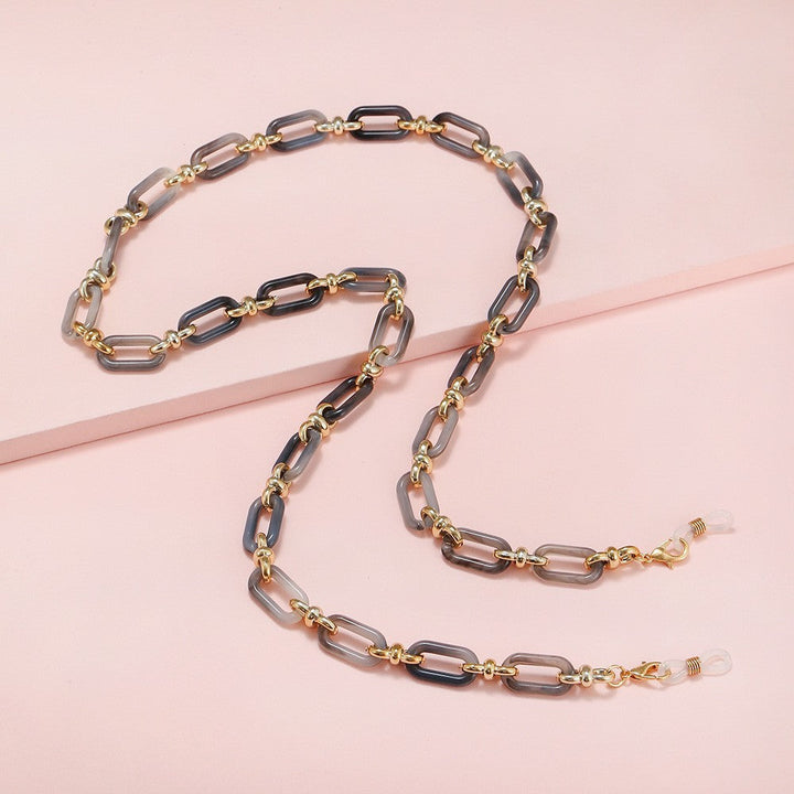 Glamorous women's sunglasses with UV shield lenses & a decorative anti-loss chain, perfect for summer.