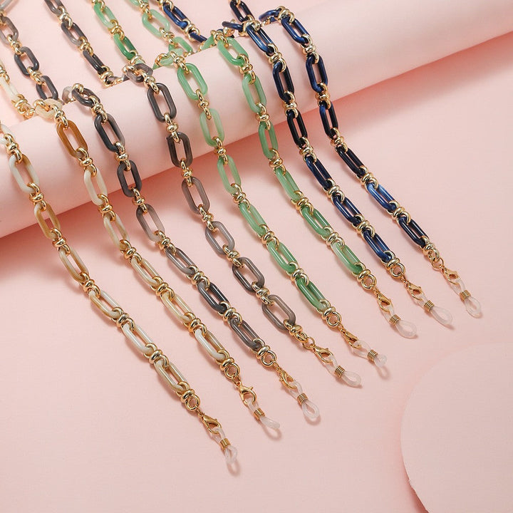 Fashionable women's sunglasses featuring a unique anti-loss chain, offering chic style & sun protection.