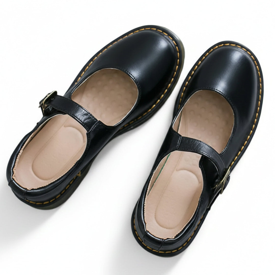 Retro style women's slip-on flats, comfortable for leisure, featuring a classic design & round toe.