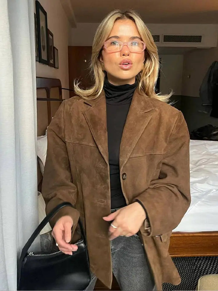 Fashionable women's classic jacket, a chic outerwear piece suitable for versatile everyday wear.