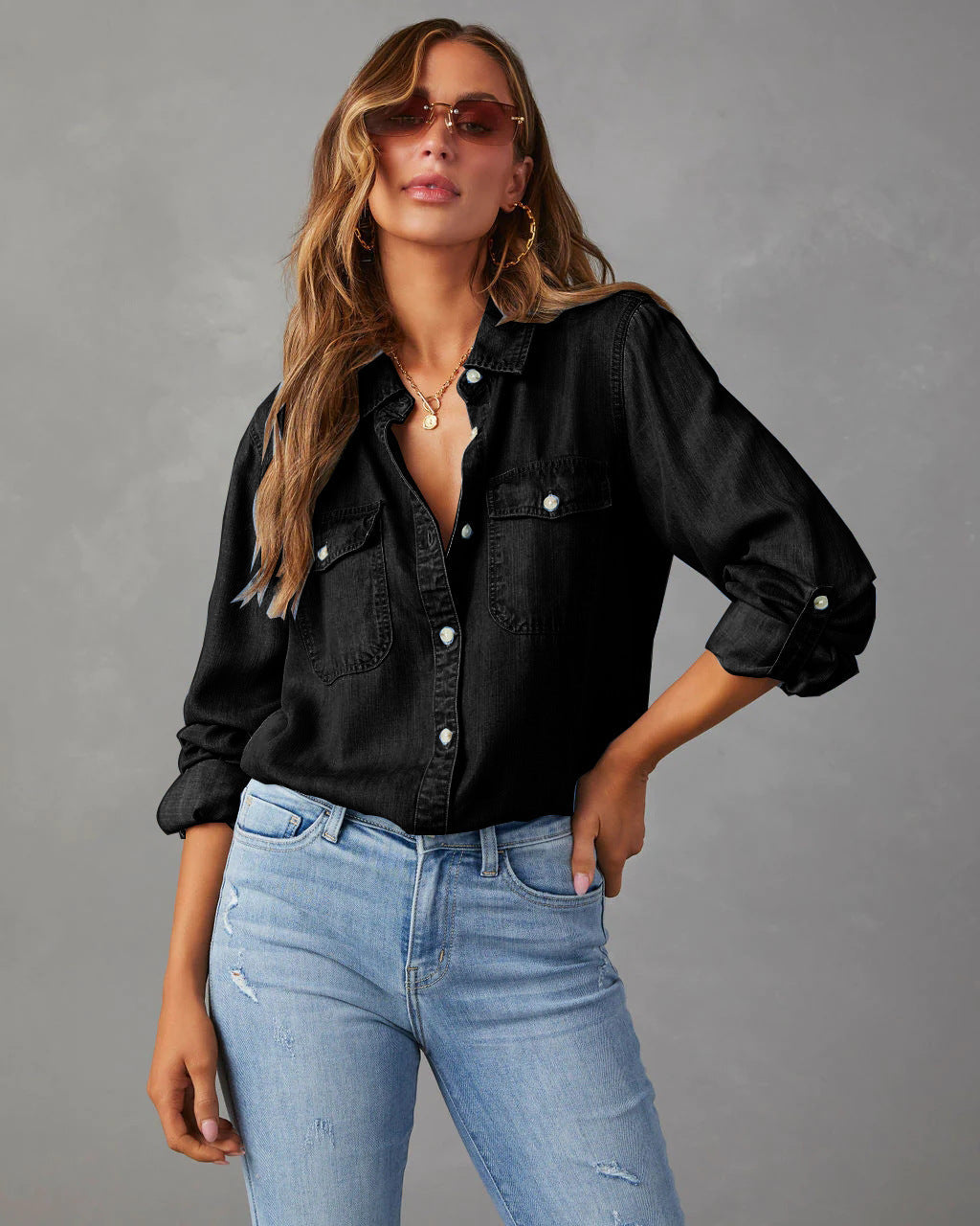Comfortable women's button shirt, a modern fashion piece with a relaxed fit, perfect for casual looks.