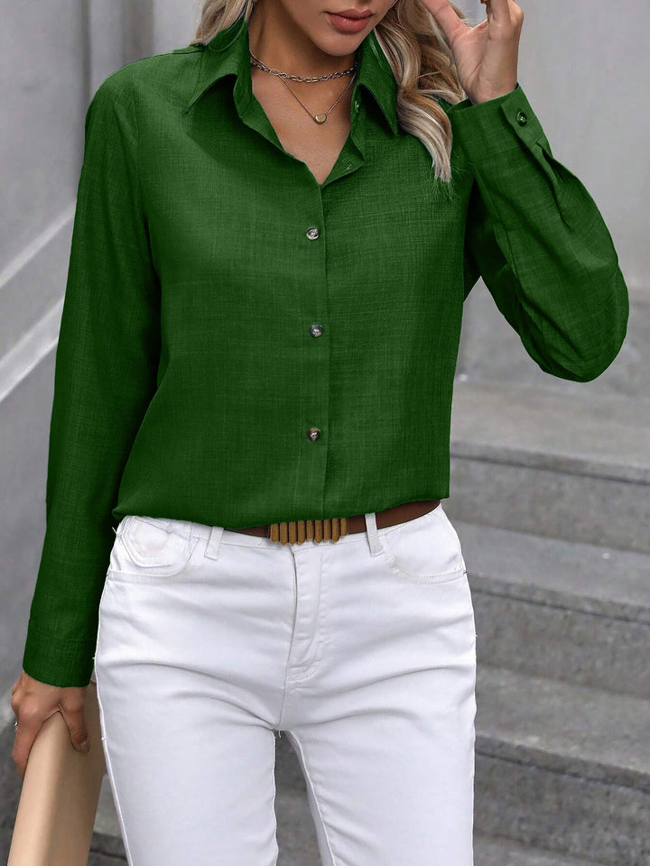 Smart casual women's collared button-up shirt, long sleeves, for a polished daily outfit.