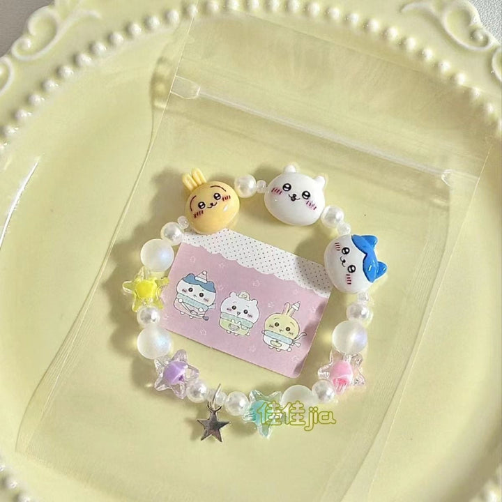 Women's colorful beaded bracelet with playful animal charms. Fashion jewelry for a fun, vibrant look.
