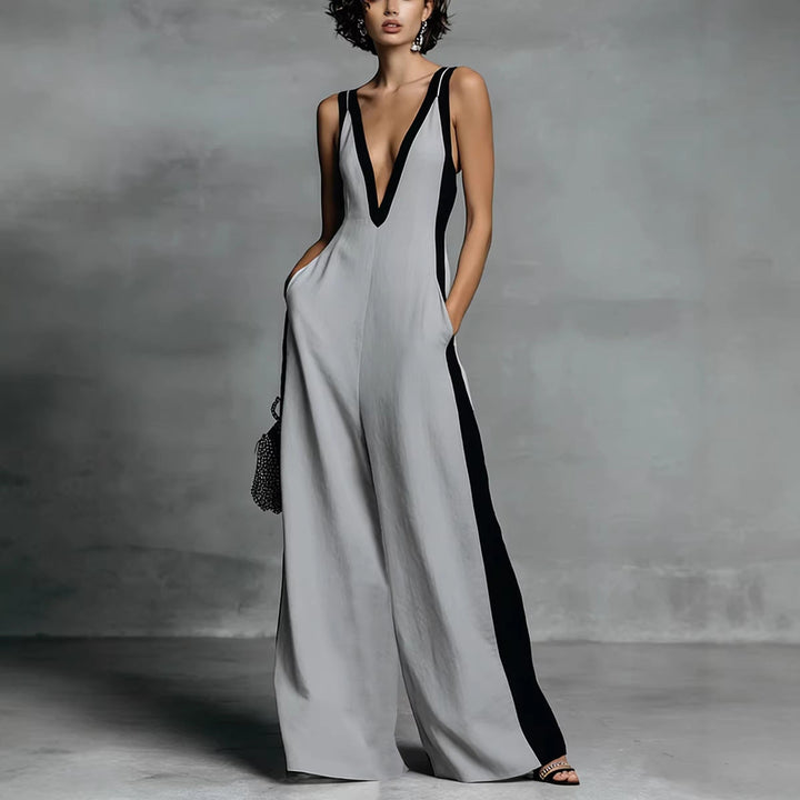 Elegant women's colour-block jumpsuit with a stylish wide leg and V-neck. Versatile one-piece for a fashion-forward look.