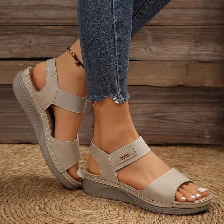 Everyday wear women's sandals with adjustable straps, ideal for casual summer style.