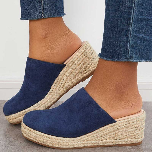 Women's comfortable cushioned sandals, perfect for summer walking and everyday wear. Strappy elegant design.