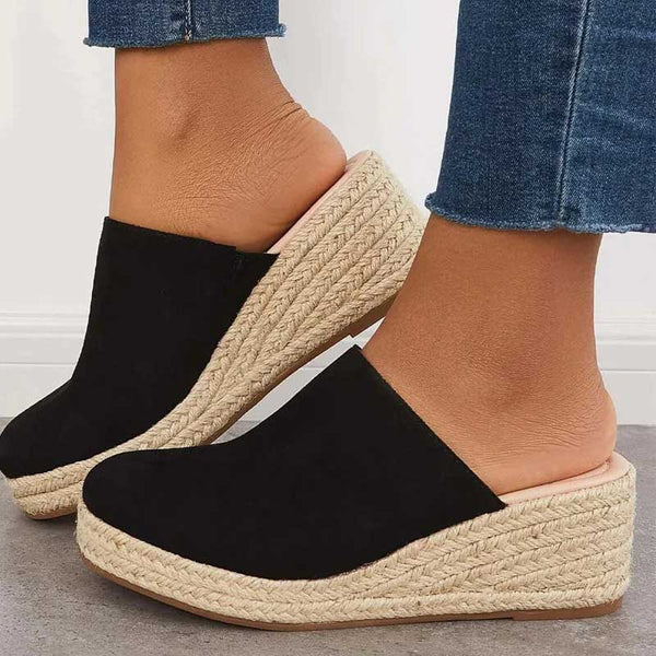 Cushioned women's summer sandals, offering comfortable support for all-day wear. Elegant and versatile footwear.