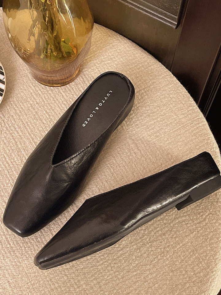 Stylish women's slip-on flats, easy to wear for everyday comfort and casual fashion.
