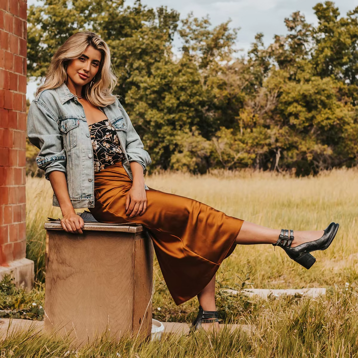 Women's lightweight, open-toe flat sandals. Adjustable straps ensure comfortable, custom fit for summer.