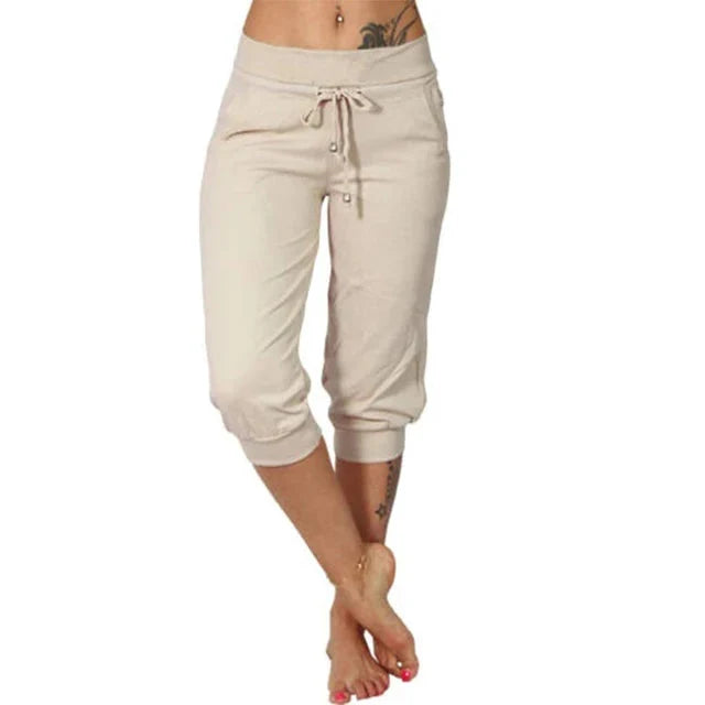 Stylish women's knee-length capris, perfect for spring fashion & summer bottoms. Versatile & comfortable.