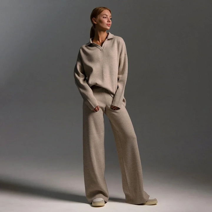 Women's comfortable knit tracksuit with polo-neck sweater & wide-leg trousers. Loungewear for casual elegance.