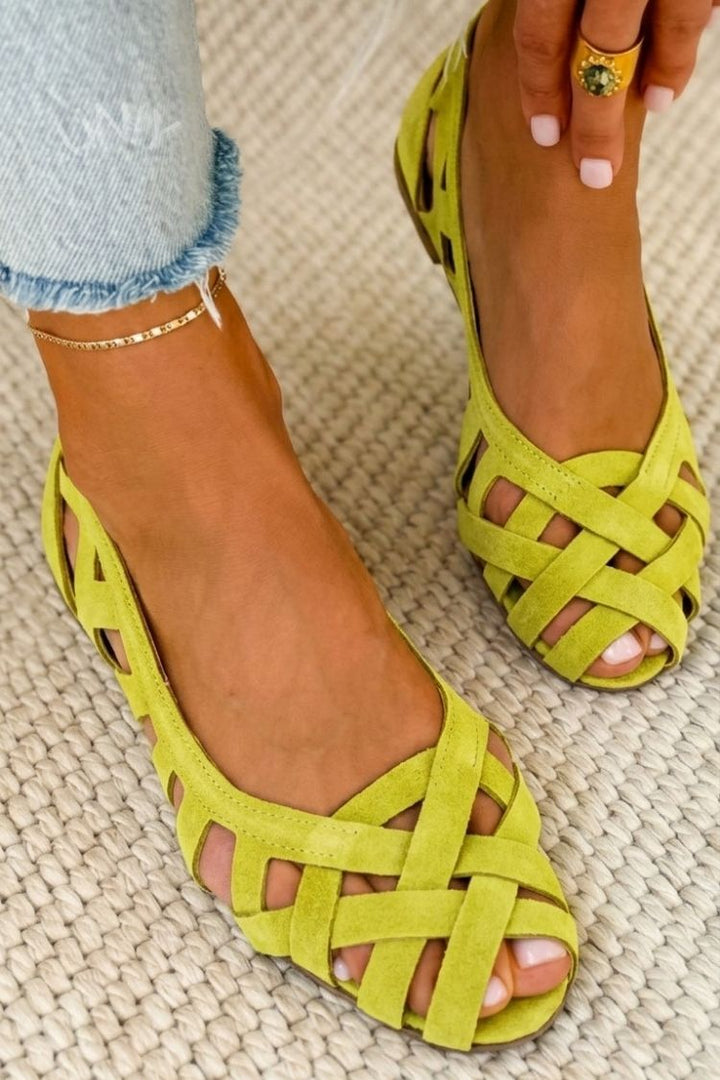Breezy women's flat cross-strap sandals, essential open toe summer footwear.