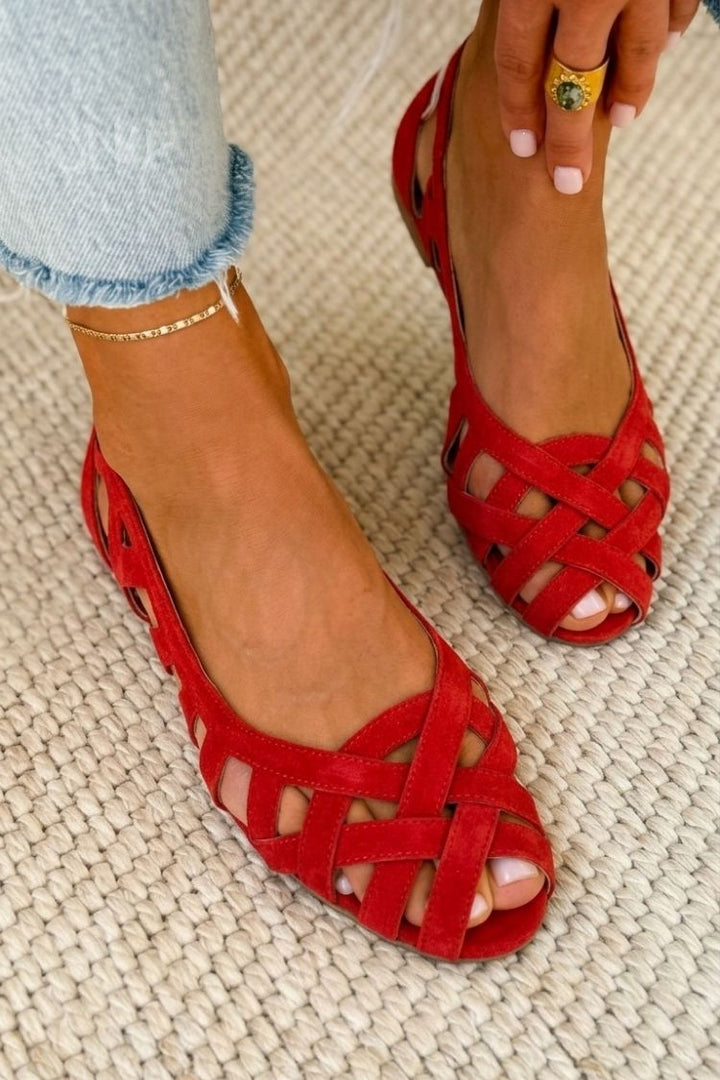 Fashion-forward women's open toe flat sandals with comfortable cross-straps for summer.