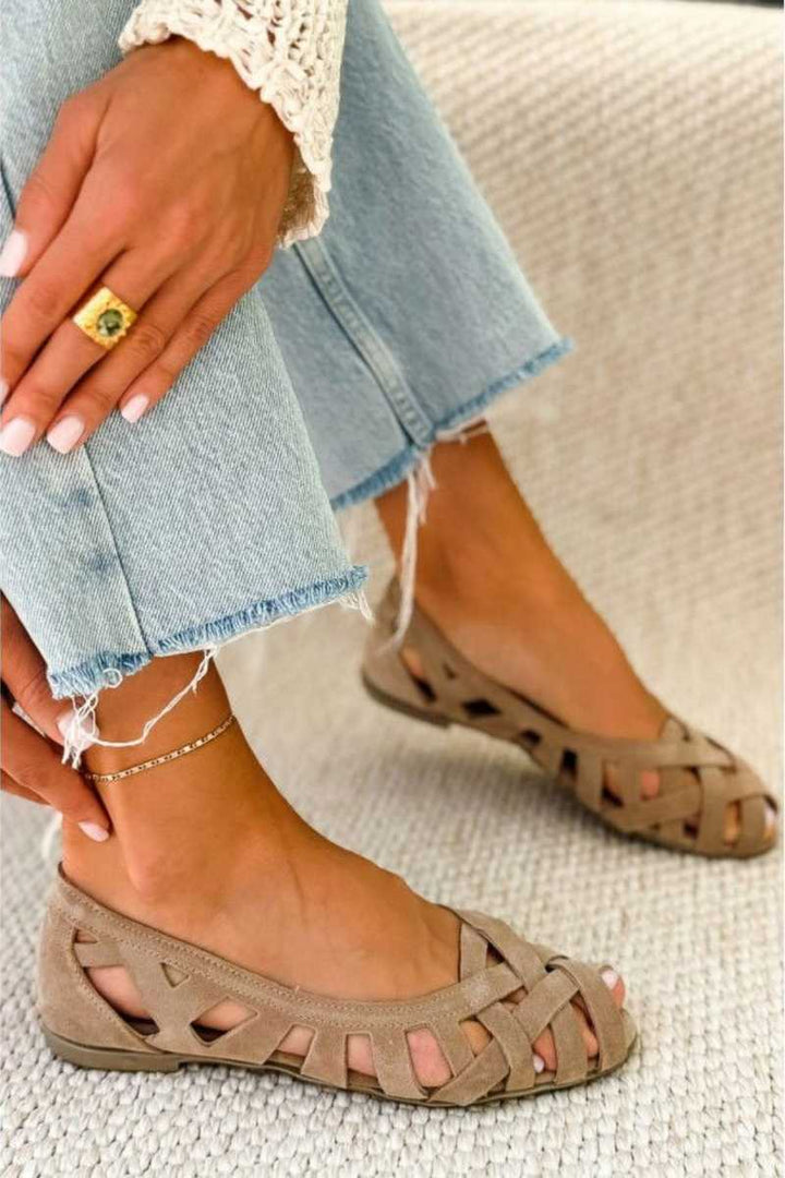 Women's casual and comfortable open toe flat sandals with elegant cross-strap design.