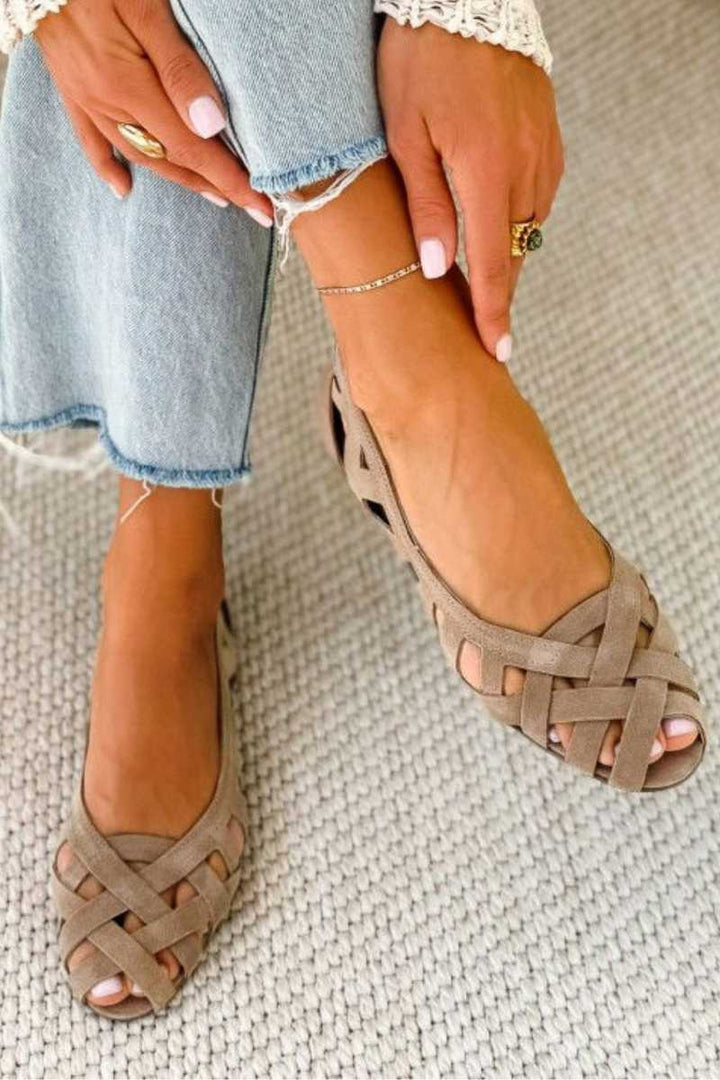 Stylish open toe flat sandals for women, featuring comfortable cross-straps; perfect summer shoes.