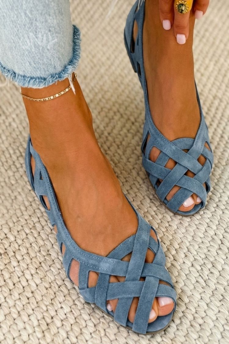 Elegant open toe flat sandals with cross-straps, perfect women's summer shoes for comfort.
