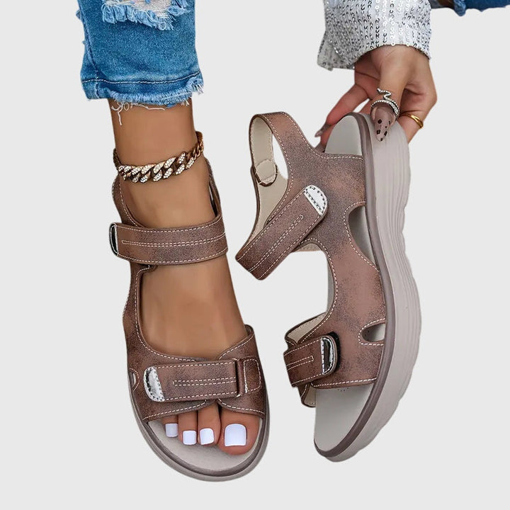 Women's walking sandals with robust arch support, ensuring comfort and reducing foot pain.