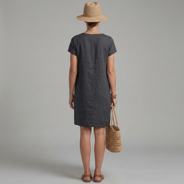 Stylish women's casual shift dress with short sleeves & practical pockets, ideal for comfortable everyday fashion.