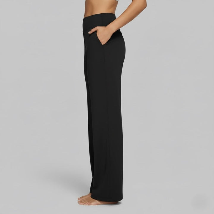 Stretchable women's everyday pants, combining comfort with a flexible and flattering fit.