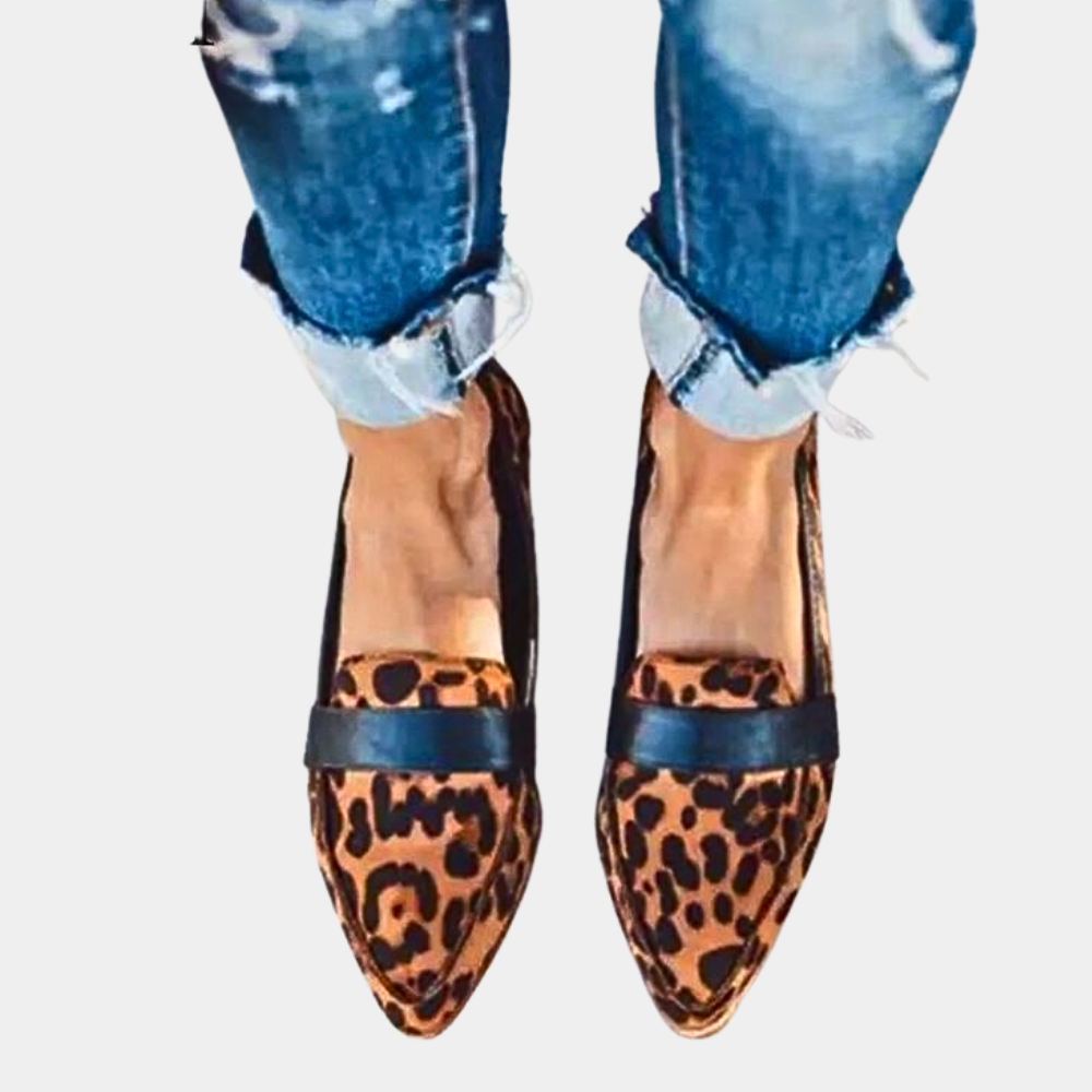 Chic women's suede-look slip-on loafers, ideal for comfortable and versatile everyday fashion.