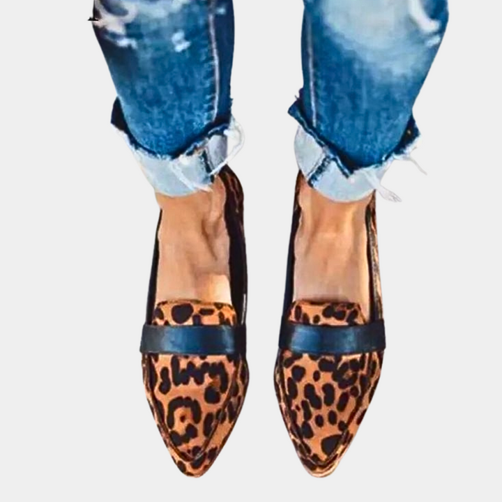 Chic women's suede-look slip-on loafers, ideal for comfortable and versatile everyday fashion.