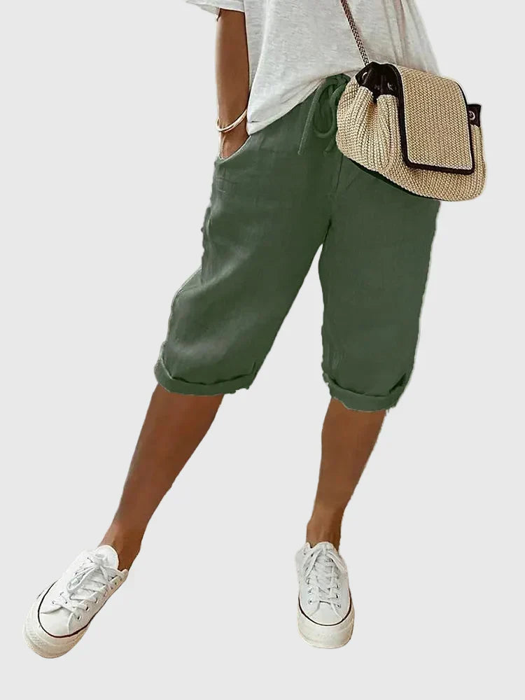 Soft women's comfortable smart shorts, ideal for a refined everyday look and versatile fashion.