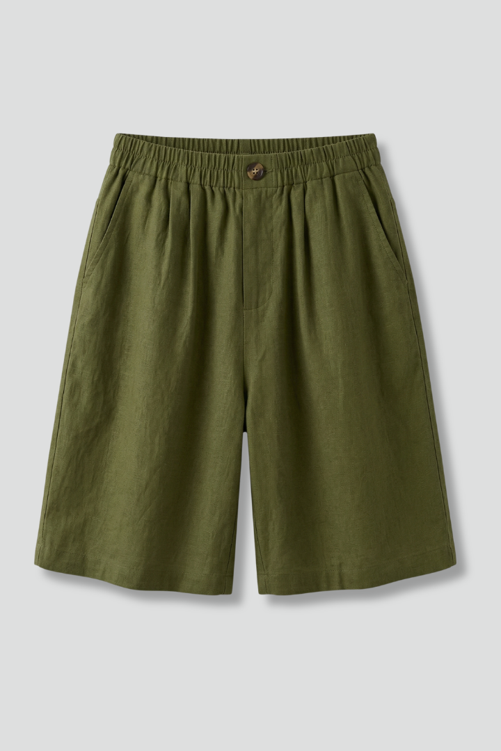 Women's comfy elastic waist shorts in a relaxed fit with practical side pockets for everyday wear.
