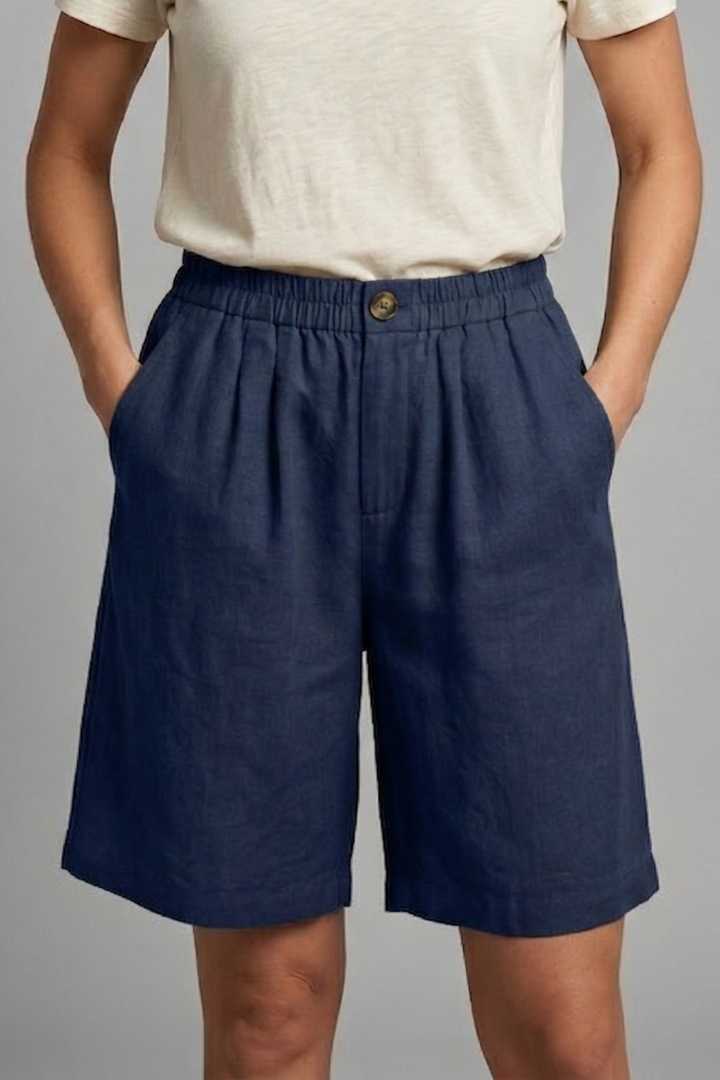 Comfortable women's activewear shorts, mid-length with an elastic waist and functional pockets.