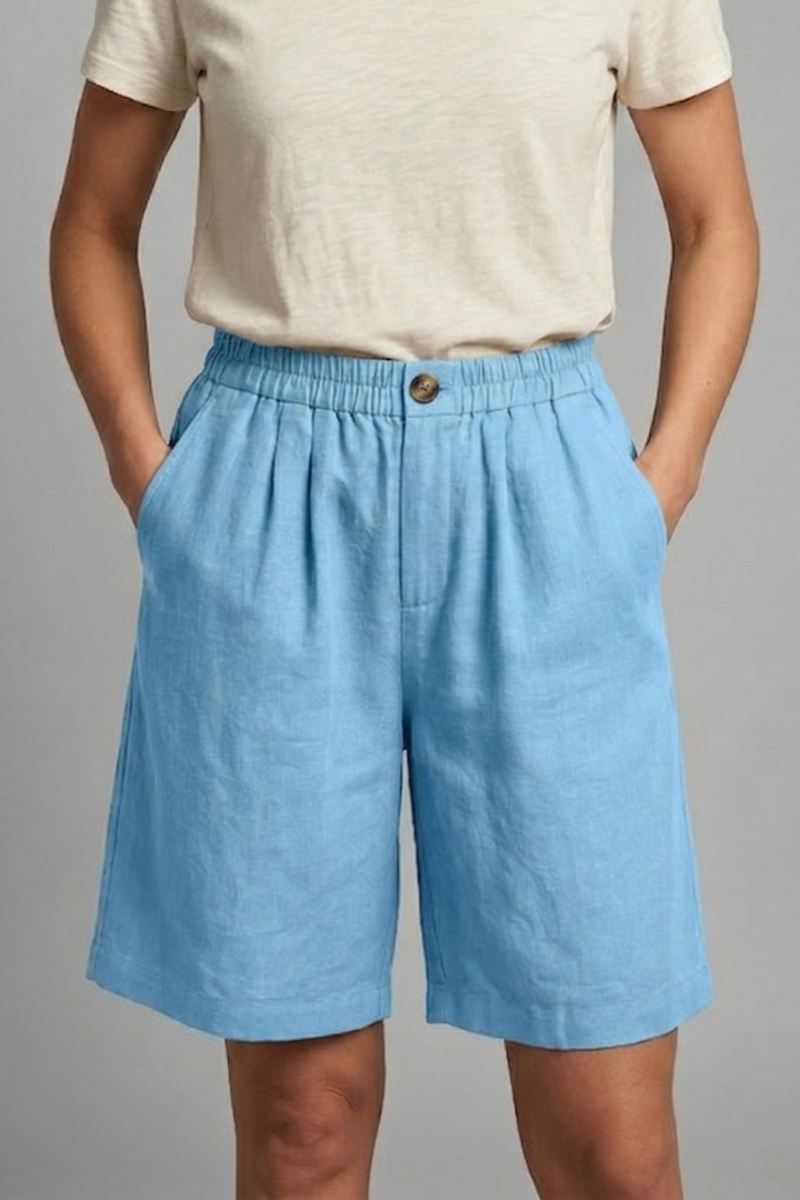 Women's casual fashion shorts: relaxed fit, elastic waist, drawstring, and pockets for everyday comfort.