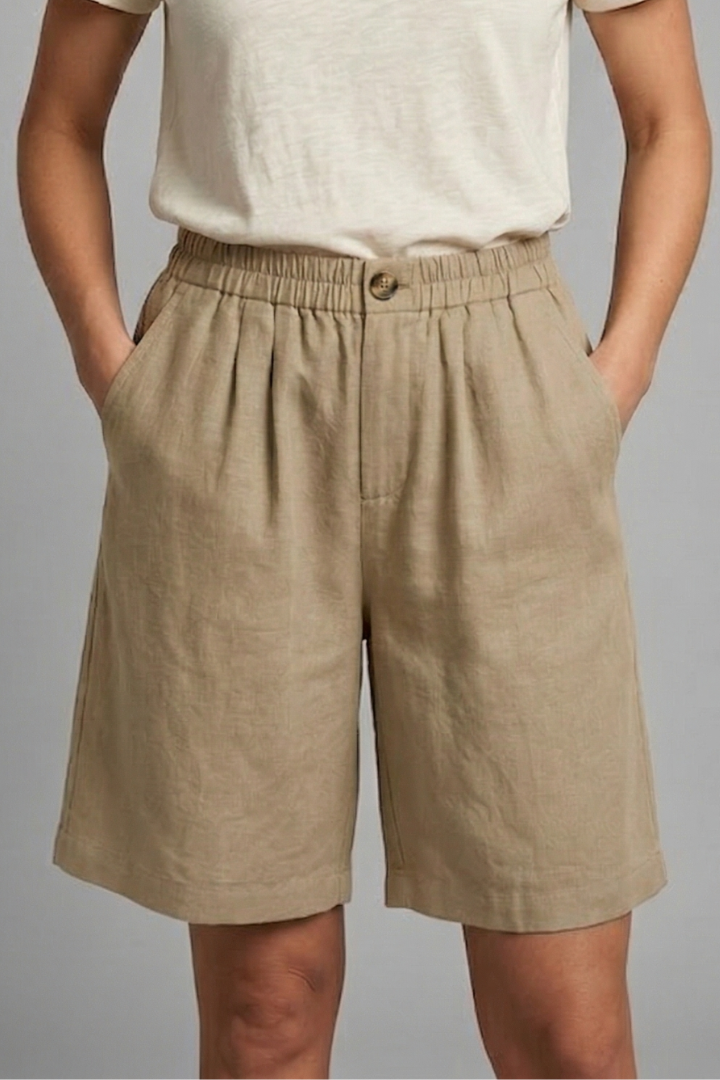 Practical women's summer shorts, mid-length, elastic waist, and side pockets, ideal for relaxed days.