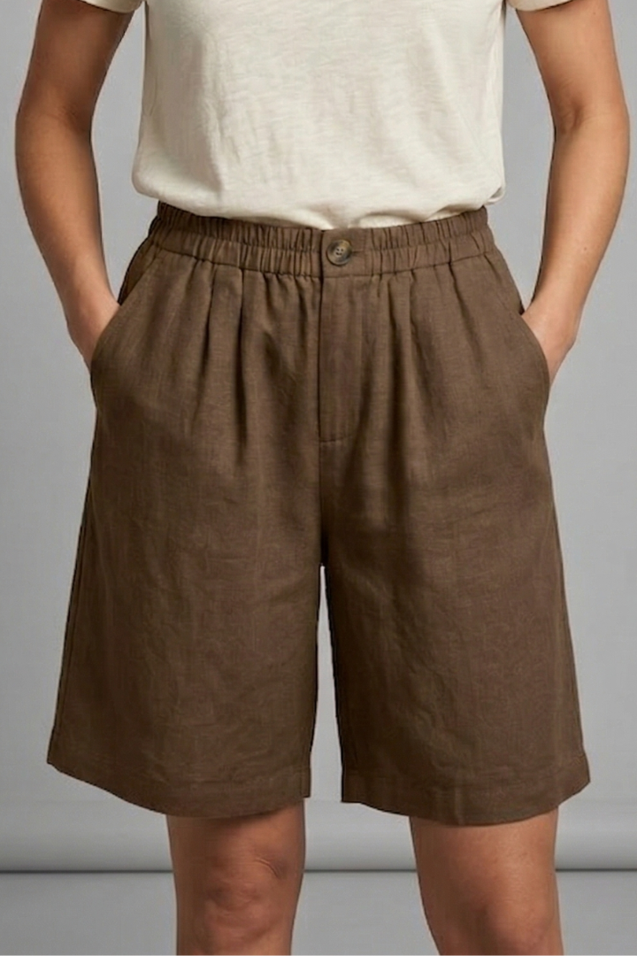 Versatile women's casual shorts: elastic waist, pockets, and a relaxed fit for all-day comfort.