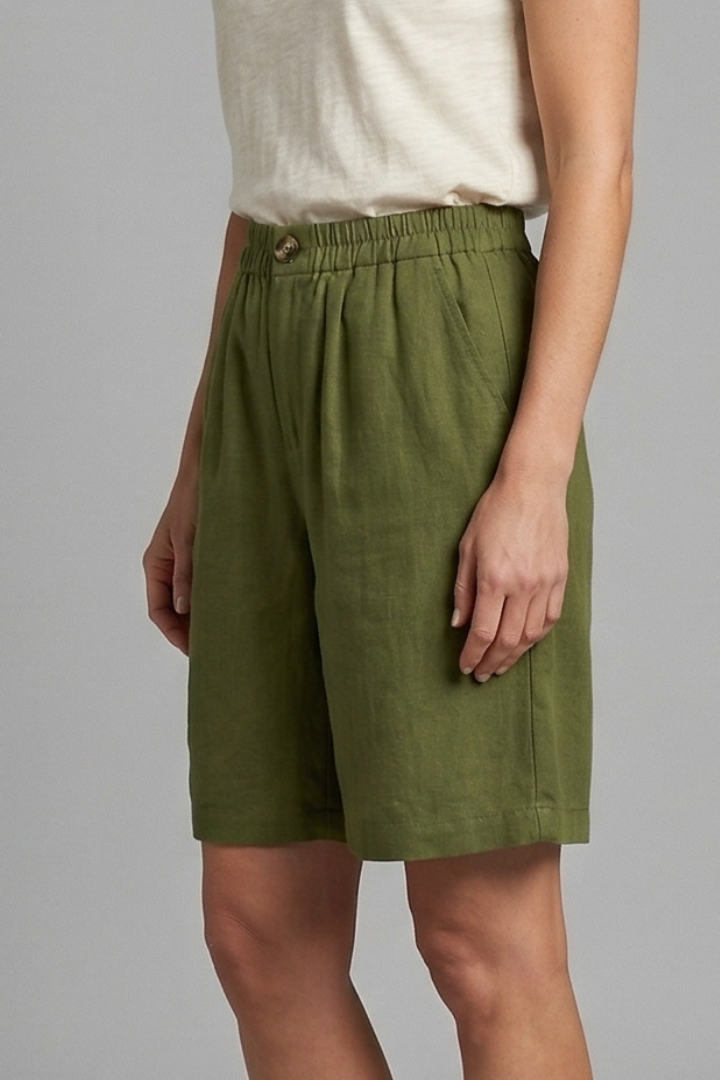 Women's fashion shorts: relaxed fit, mid-length, elastic waist, and practical side pockets for comfort.
