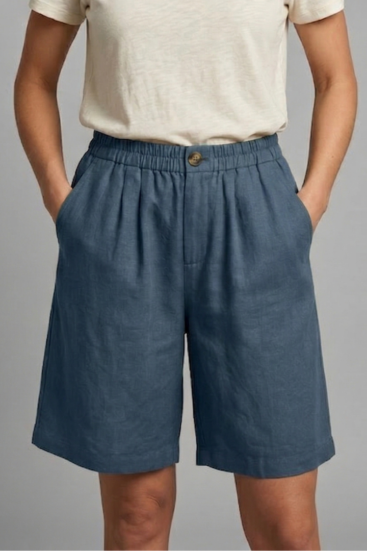 Everyday women's relaxed fit shorts with an elastic waist & convenient side pockets for ultimate comfort.