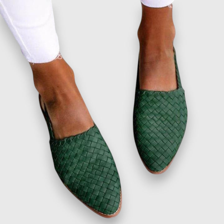 Chic women's versatile flat sandals with open toe. Elegant casual footwear, ideal for summer & everyday.