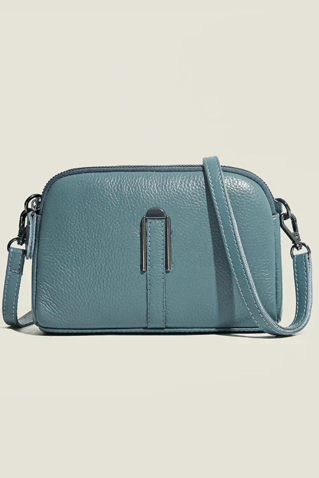 Practical women's crossbody bag with double zip, ideal compact size for daily use.