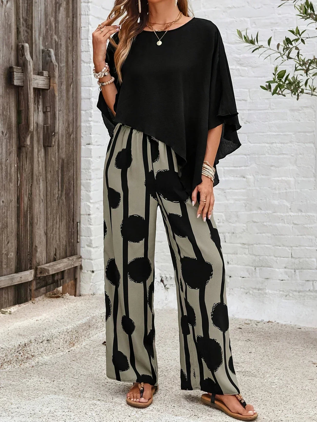 Comfortable women's two-piece knit set, ideal for loungewear. Soft fabric with elastic waist for cozy fashion.