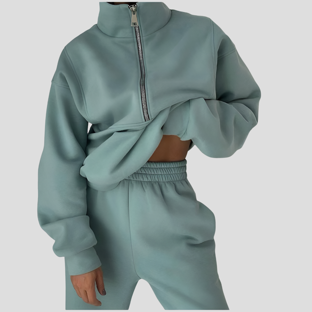 Women's cozy loungewear tracksuit set, 2-piece with comfy pullover & joggers. Perfect for relaxing.