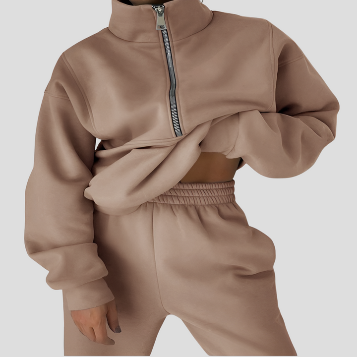 Women's cozy 2-piece loungewear tracksuit. Soft pullover & joggers for comfort and relaxation.
