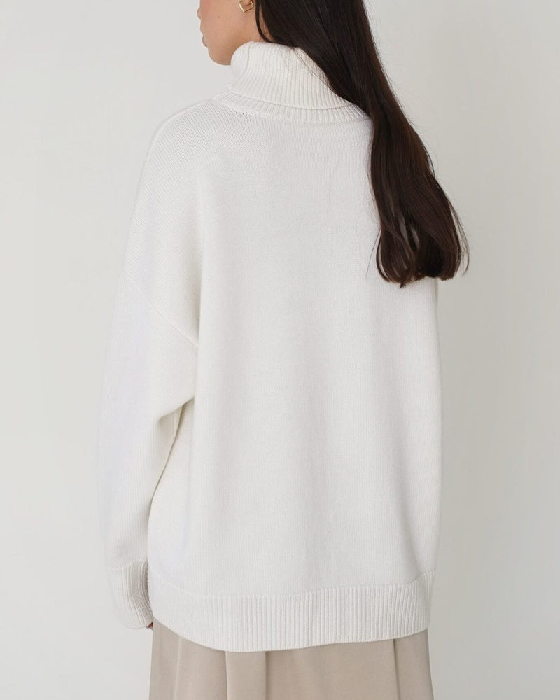 Stylish women's roll neck jumper, a cozy oversized design for relaxed everyday wear.