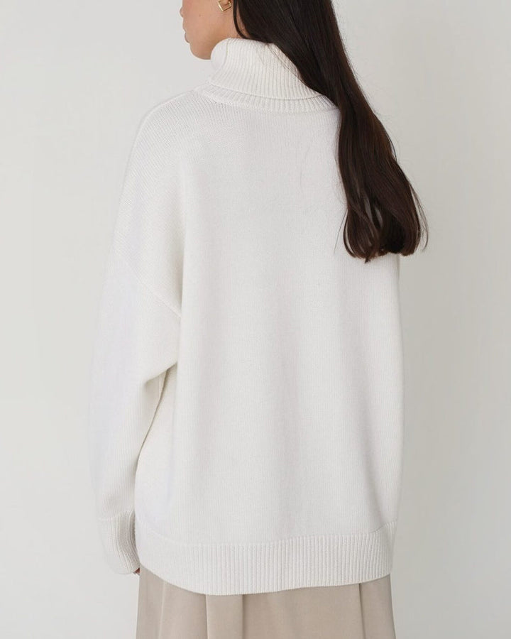 Stylish women's roll neck jumper, a cozy oversized design for relaxed everyday wear.