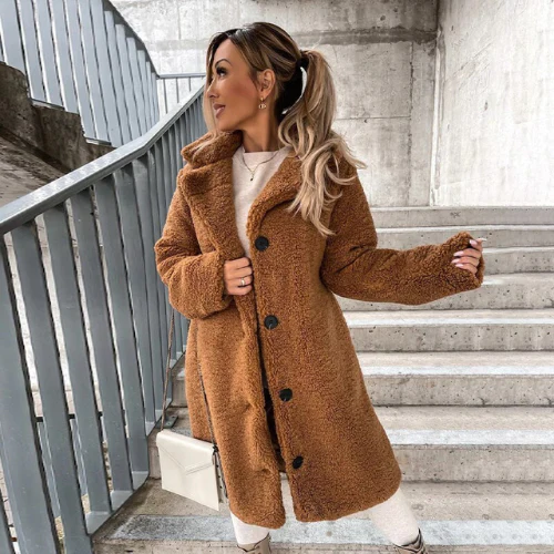 Casual women's teddy coat with button-front closure and a chic notched collar. Warm and stylish.